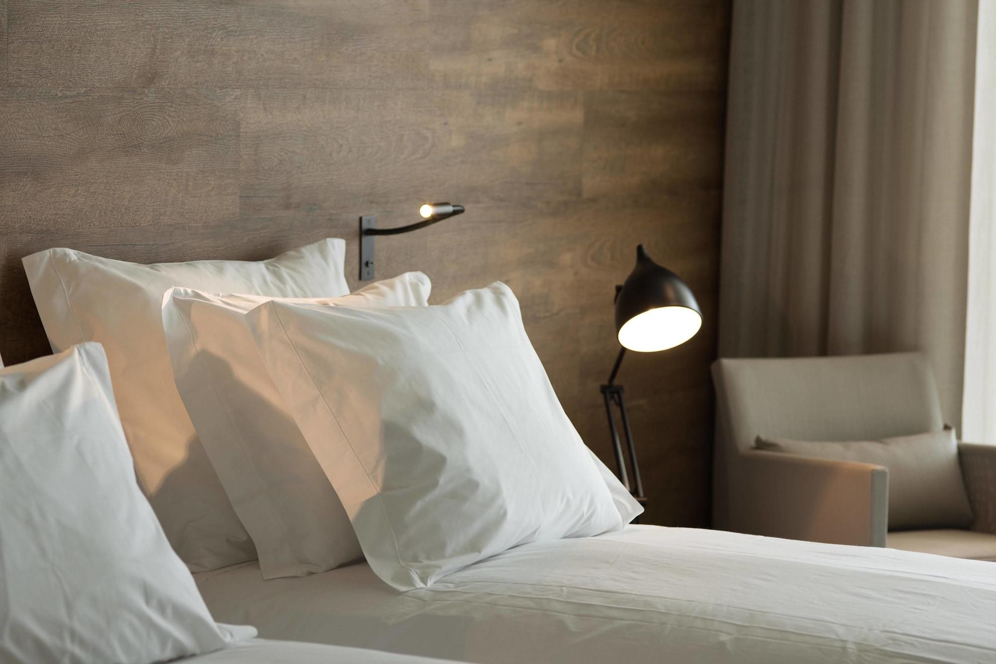 Octant Ponta Delgada Hotel Bagian luar foto A bed with pillows