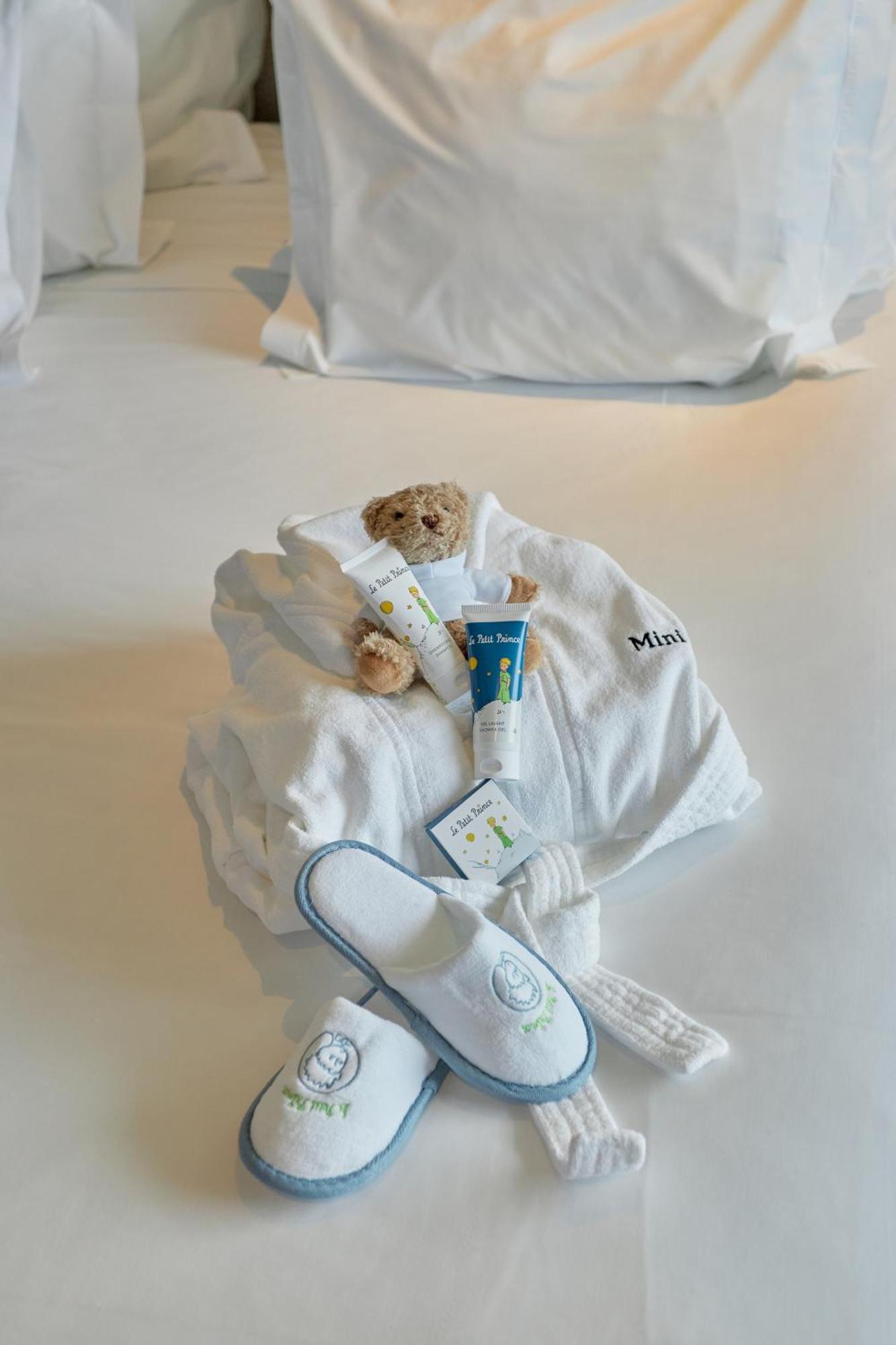 Octant Ponta Delgada Hotel Bagian luar foto A bathrobe and toiletries